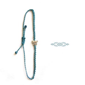 Pulseira de macramê, pulseira de micromacramê, azul petróleo, minimalista, filigrana, borboleta, miçanga de borboleta