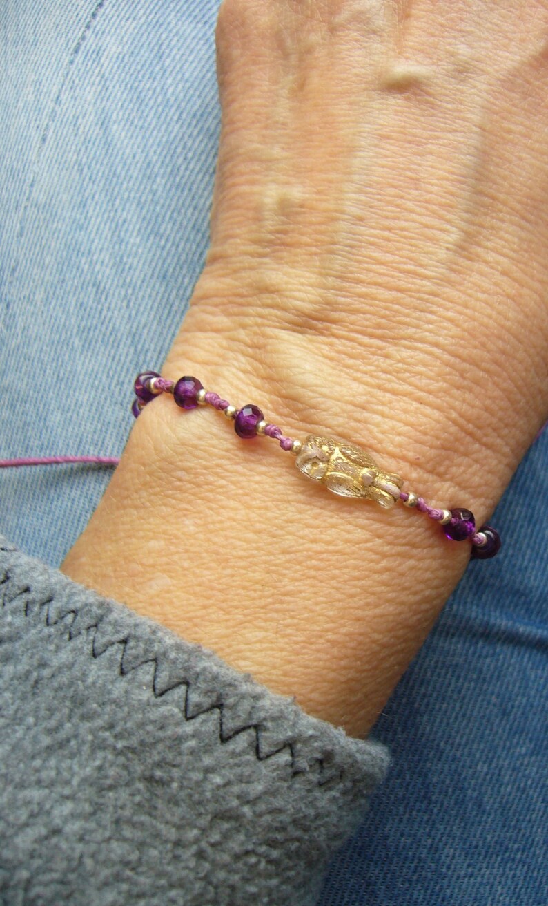 Armbändchen Perlenarmband Glasperlen geknotet Armschmuck lila pink gold Eule Eulenperle tschechische Perle Rocailles Bild 3