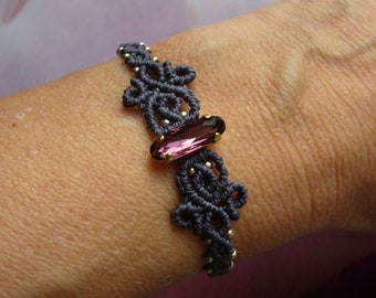 Makramee Armband, micromacrame bracelet, anthrazit, gold, Rocailles, mit eingefasstem Kristallcabochon von Aurora