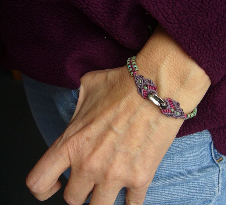 Makramee Armband, micromacrame bracelet, lila, grün, himbeer, Miyuki-Rocailles, mit eingefasstem Kristallcabochon von Aurora Bild 3