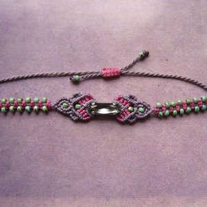 Makramee Armband, micromacrame bracelet, lila, grün, himbeer, Miyuki-Rocailles, mit eingefasstem Kristallcabochon von Aurora Bild 5