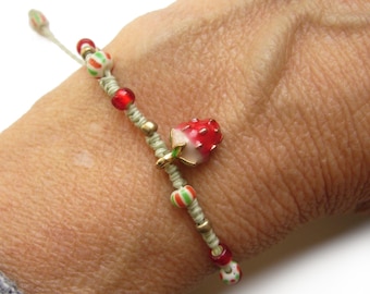 Braccialetto annodato, verde lime, rosso, oro opaco, fragola, ciondolo fragola, perline, fragola, ciondolo fragola