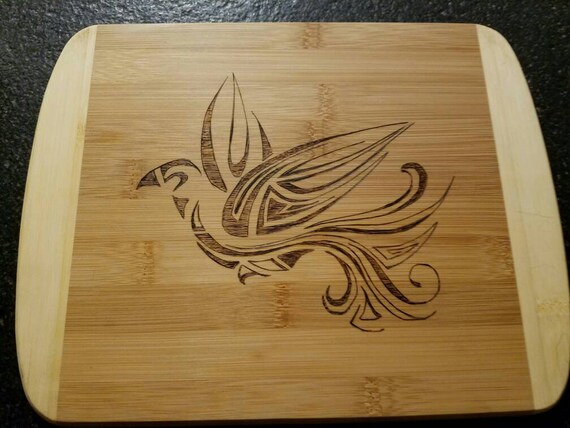 Bois Oiseau Tribal Sur Planche à Découper En Bambou
