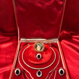 Parure de bijoux en saphir et diamants de la princesse Diana, souvenirs royaux de luxe livrés avec une pièce de monnaie originale et des accessoires