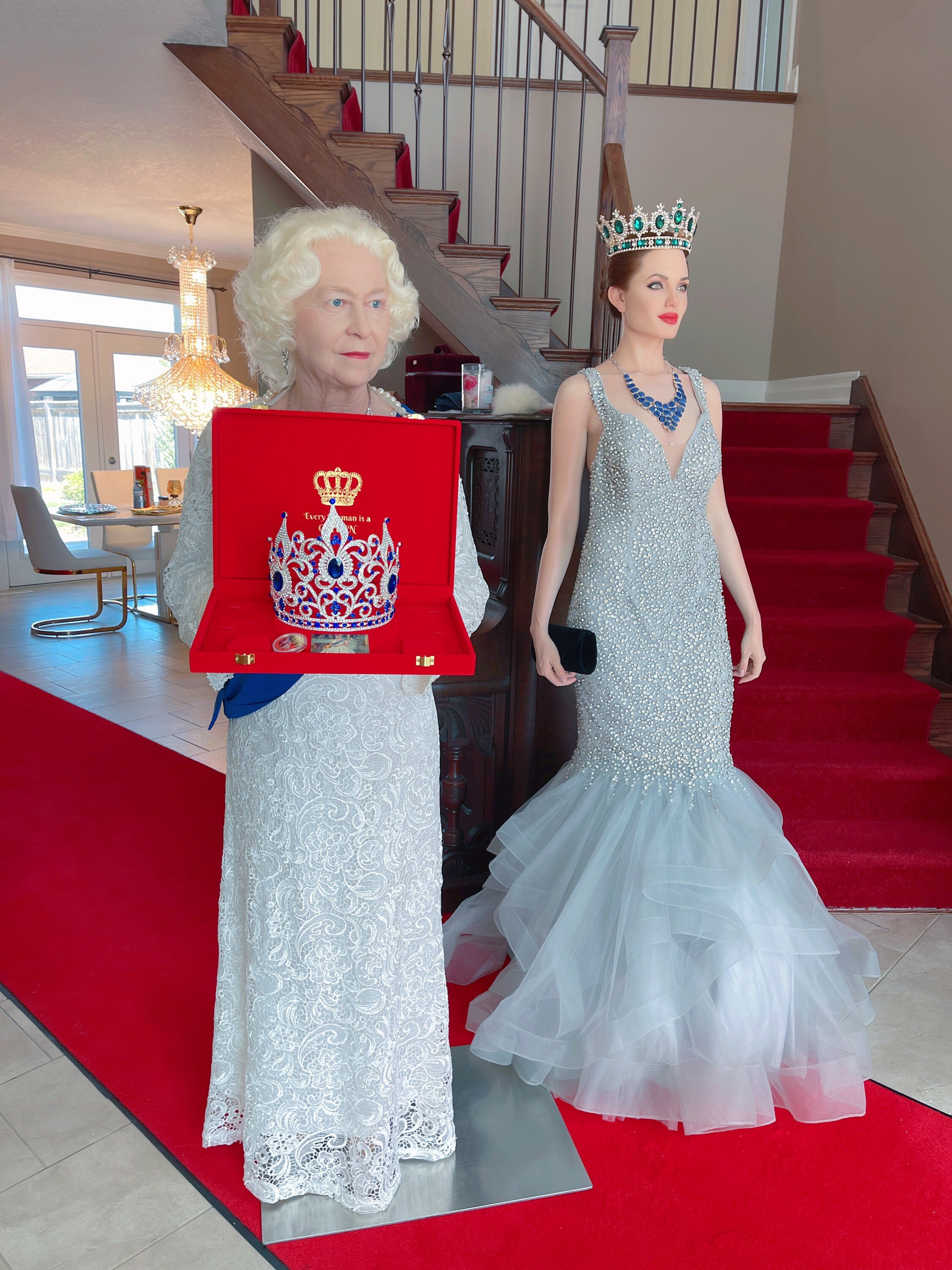 エリザベス女王記念品、豪華なサファイアとダイヤモンドの王冠。女王が