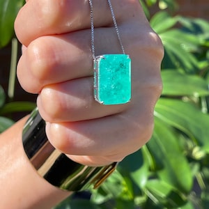 Collana con ciondolo a goccia rettangolare in smeraldo colombiano verde neon luminoso, catena in argento sterling 925, filigrana Art Déco, fatta a mano, grande e bellissima