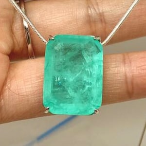 Collana con ciondolo a goccia rettangolare in smeraldo colombiano verde neon luminoso, catena in argento sterling 925, filigrana Art Déco, grande e bellissima, fatta a mano.