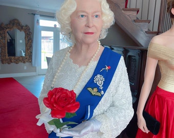 Till minne av vår älskade drottning Elizabeth, Rose of England broschnål, buren av Hennes Majestät Drottning, kungliga memorabilia guldmynt och certifikat