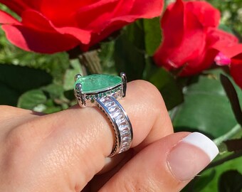 Luxueux Fancy Colombian Emerald Engagement Ring Band avec des cristaux clairs naturels brillants et mini pavés émeraudes zambiennes.