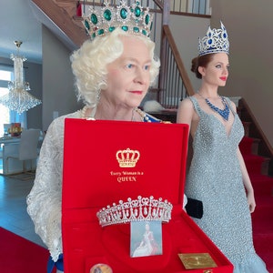 In Memory of Our Beloved Queen, Luxury Pearl Diamond Tiara Crown with Box, also Worn by Princess Diana Princess Kate Ladies of England Tiara