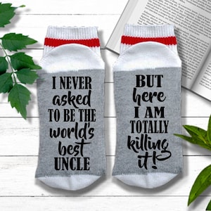 Calcetines divertidos de tío: nunca pedí ser el mejor tío del mundo, pero aquí estoy, arrasando. Regalos para tíos, el mejor tío del mundo, el tío divertido.