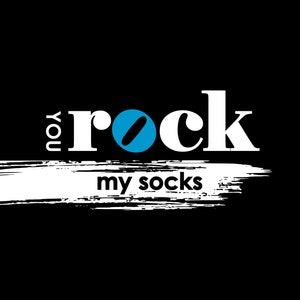 K&ouml;nnte beinhalten: Wei&szlig;er Text auf schwarzem Hintergrund lautet "you rock my socks" mit einem blauen Kreis, der eine schwarze Linie in der Mitte enth&auml;lt.