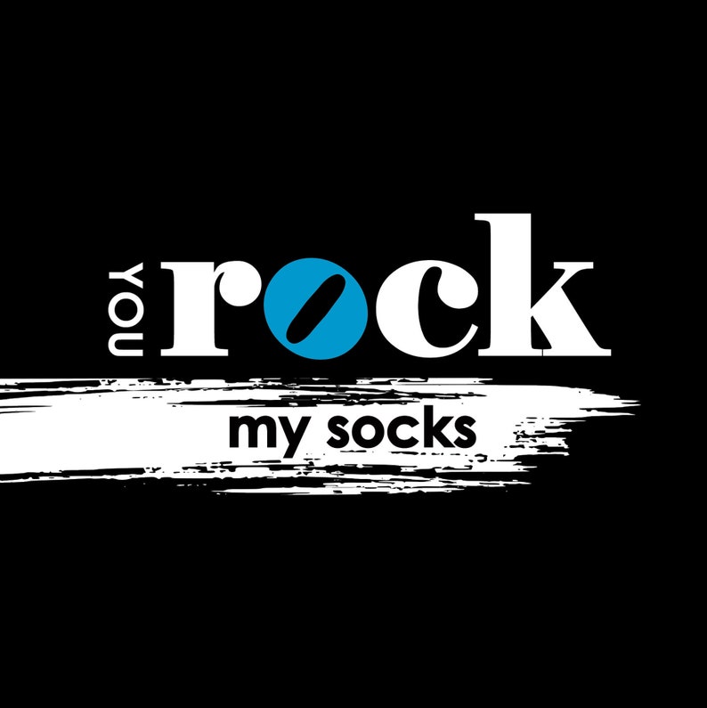 K&ouml;nnte beinhalten: Wei&szlig;er Text auf schwarzem Hintergrund lautet "you rock my socks" mit einem blauen Kreis, der eine schwarze Linie in der Mitte enth&auml;lt.