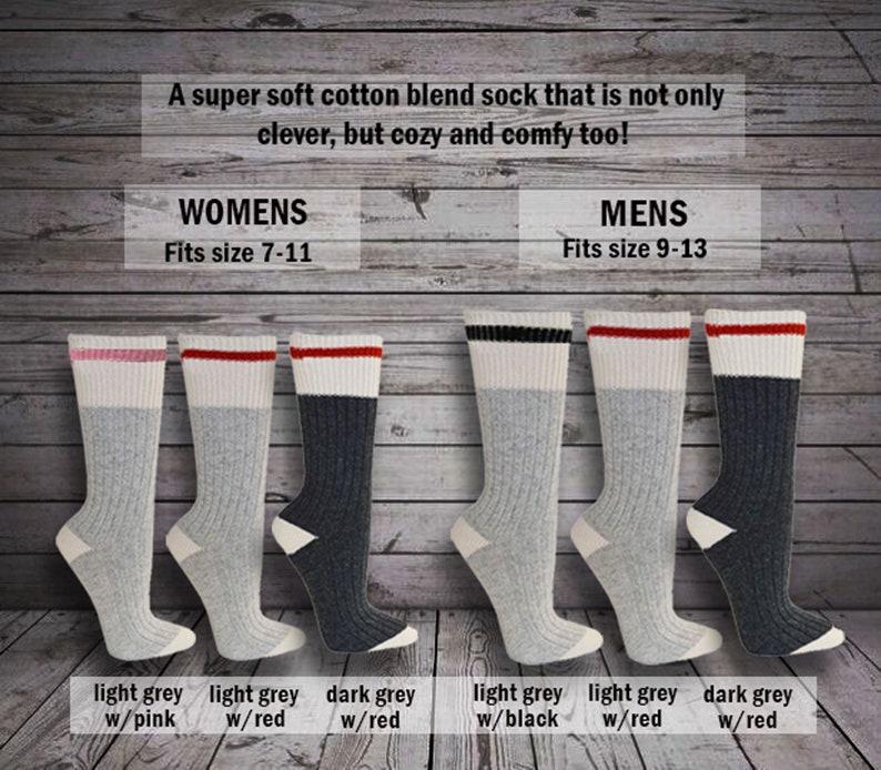 K&ouml;nnte beinhalten: Sechs Paar Socken aus Baumwollmischung mit verschiedenen farbigen Streifen am oberen Rand. Die Socken sind in zwei Reihen zu je drei angeordnet, wobei die obere Reihe mit "Womens" und die untere Reihe mit "Mens" beschriftet ist. Die Socken sind hellgrau mit entweder rosa, roten oder schwarzen Streifen und dunkelgrau mit roten Streifen.