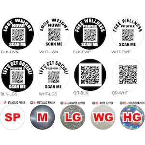 Könnte beinhalten: Ein Satz von 10 runden Aufklebern mit verschiedenen Designs und QR-Codes. Die Aufkleber sind schwarz und weiß mit Text, der "Verlieren Sie Gewicht jetzt!" "Kostenloses Wellness-Profil" "Lasst uns sozial werden!" und "Scannen Sie mich" lautet. Die Aufkleber sind in verschiedenen Ausführungen erhältlich, darunter Standardpapier, Metallic, laminierter Glitzer, weißer Glitzer und holografisch.