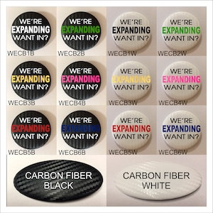 Könnte beinhalten: Neun runde Knöpfe mit dem Text "WE'RE EXPANDING WANT IN?" in verschiedenen Farben und einem Carbonfaser-Hintergrund. Die Knöpfe sind in drei Reihen zu je drei angeordnet. Unter den Knöpfen befinden sich zwei ovale Knöpfe mit dem Text "CARBON FIBER BLACK" und "CARBON FIBER WHITE".
