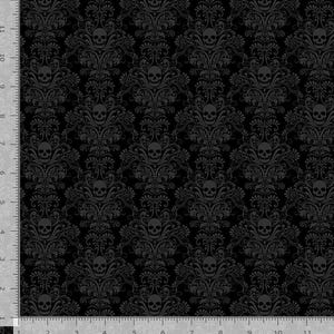 Peut inclure: Tissu noir avec un motif répété de crânes et de motifs de damas floraux ornés. Les crânes sont d'un gris plus clair, créant un contraste subtil sur le fond noir. Le tissu a un thème gothique ou d'Halloween.