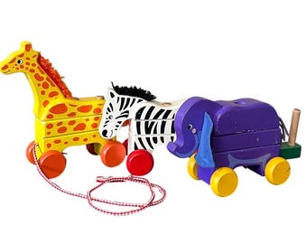 Tren de juguete apilable de madera con forma de animales de Melissa & Doug: jirafa, cebra y elefante.