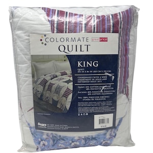 Pode incluir: Um edredom Colormate king size em embalagem plástica transparente. O edredom apresenta um design de jardim vintage com padrões florais e geométricos em tons de azul, vermelho e branco. As dimensões são 264 cm x 218 cm.