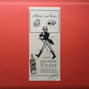 Puede incluir: Ilustraci&oacute;n en blanco y negro de un hombre con uniforme militar sosteniendo un bast&oacute;n. El texto "At Home...and Away...stick with JOHNNIE WALKER BLENDED SCOTCH WHISKY" est&aacute; impreso debajo de la ilustraci&oacute;n. Una botella de whisky escoc&eacute;s Johnnie Walker se muestra en la esquina inferior izquierda de la imagen.