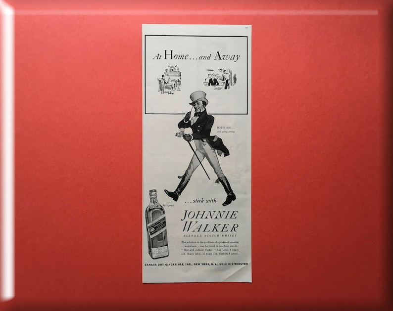 Puede incluir: Ilustraci&oacute;n en blanco y negro de un hombre con uniforme militar sosteniendo un bast&oacute;n. El texto "At Home...and Away...stick with JOHNNIE WALKER BLENDED SCOTCH WHISKY" est&aacute; impreso debajo de la ilustraci&oacute;n. Una botella de whisky escoc&eacute;s Johnnie Walker se muestra en la esquina inferior izquierda de la imagen.