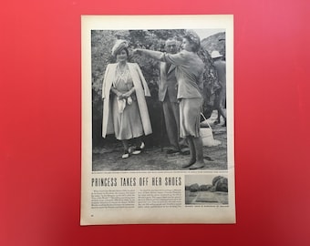 Foto sincera de la reina Isabel II - La princesa se quita los zapatos - Life Magazine Mayo de 1947