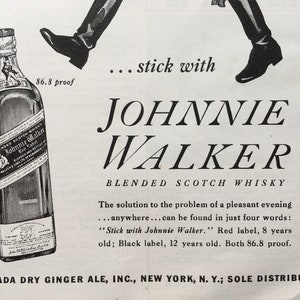 Puede incluir: Una ilustraci&oacute;n en blanco y negro de un hombre caminando con una botella de whisky escoc&eacute;s Johnnie Walker. La botella est&aacute; etiquetada con el texto "Johnnie Walker" y "86.8 proof". El texto "Stick with Johnnie Walker" est&aacute; impreso debajo de la ilustraci&oacute;n. El texto "Red label, 8 years old; Black label, 12 years old. Both 86.8 proof." est&aacute; impreso debajo del texto "Stick with Johnnie Walker".