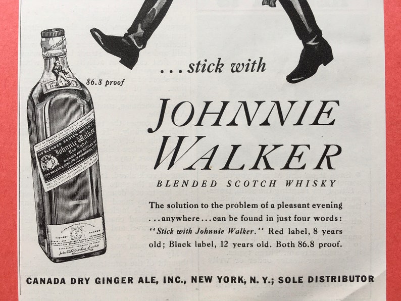 Puede incluir: Una ilustraci&oacute;n en blanco y negro de un hombre caminando con una botella de whisky escoc&eacute;s Johnnie Walker. La botella est&aacute; etiquetada con el texto "Johnnie Walker" y "86.8 proof". El texto "Stick with Johnnie Walker" est&aacute; impreso debajo de la ilustraci&oacute;n. El texto "Red label, 8 years old; Black label, 12 years old. Both 86.8 proof." est&aacute; impreso debajo del texto "Stick with Johnnie Walker".