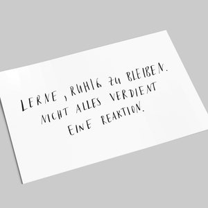 Spruchkarte | Lerne, ruhig zu bleiben. Nicht alles verdient eine Reaktion | Postkarte mit Schriftzug | Mantra im Handlettering Stil