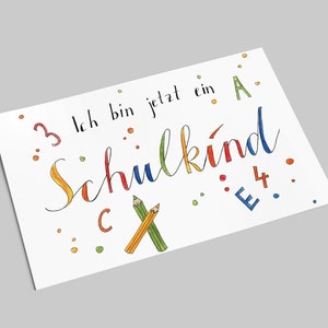 Ich bin jetzt ein Schulkind | Postkarte zur Einschulung | I Karte zum Schulstart | Bunter Schriftzug