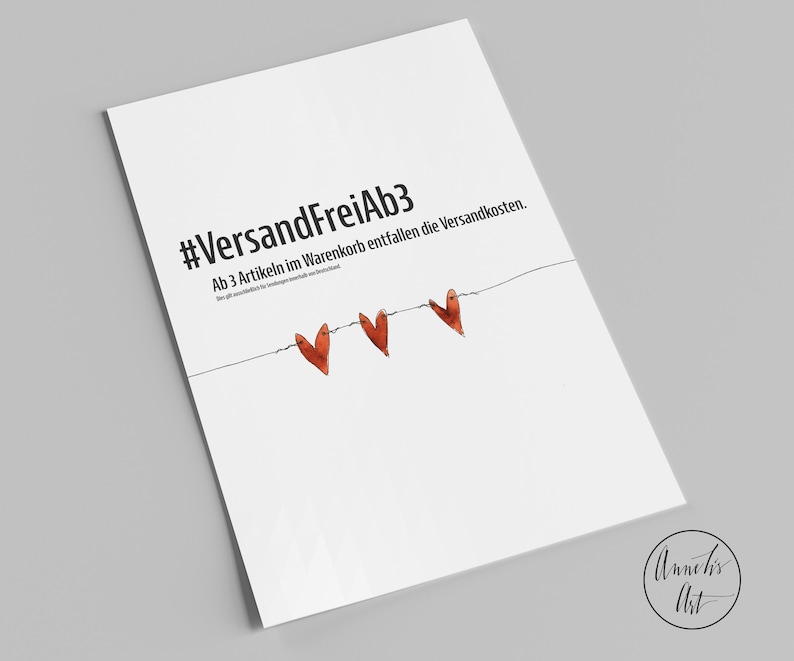Puede incluir: Tarjeta blanca con el texto "#VersandFreiAb3 Ab 3 Artikeln im Warenkorb entfallen die Versandkosten." y tres corazones rojos colgando de una cuerda.