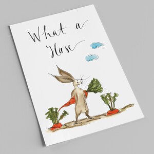 Postkarte zu Ostern | Hase zieht Karrote aus seinem Gemüsebeet | What a Hase!