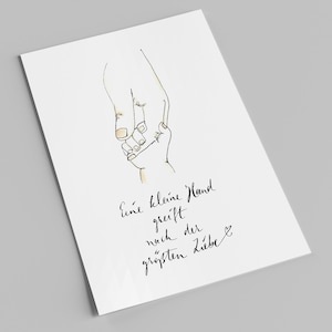 Postkarte zur Geburt mit Spruch - Eine kleine Hand greift nach der größten Liebe