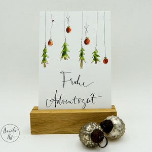 Tarjeta de Navidad Feliz tiempo de Adviento Cuatro bolas 1, 2, 3, 4 y cuatro árboles tarjeta postal imagen 3
