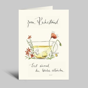 Könnte beinhalten: Grußkarte mit einer Aquarellillustration einer Teetasse mit Tee und einem Teebeutel. Die Teetasse ist mit einer roten Mohnblume und kleinen roten Blumen verziert. Die Karte hat handgeschriebenen Text in schwarzer Tinte.