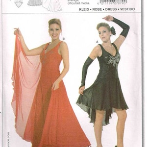 Op de afbeelding: Burda naaipatroon nummer 7879 voor een jurk met een hoge, lage zoom. Het patroon omvat twee verschillende stijlen, een met een lange, vloeiende rok en de andere met een kortere, meer aansluitende rok. Het patroon is verkrijgbaar in maten 10-20.