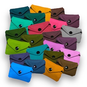 Könnte beinhalten: Eine Sammlung von 18 kleinen Reißverschlusstaschen in verschiedenen Farben, darunter Grün, Blau, Lila, Rosa, Rot, Orange und Grau. Die Taschen sind aus Stoff und haben einen einzigen Knopfverschluss.