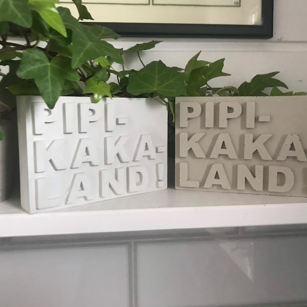 Betonschild: Pipikakaland