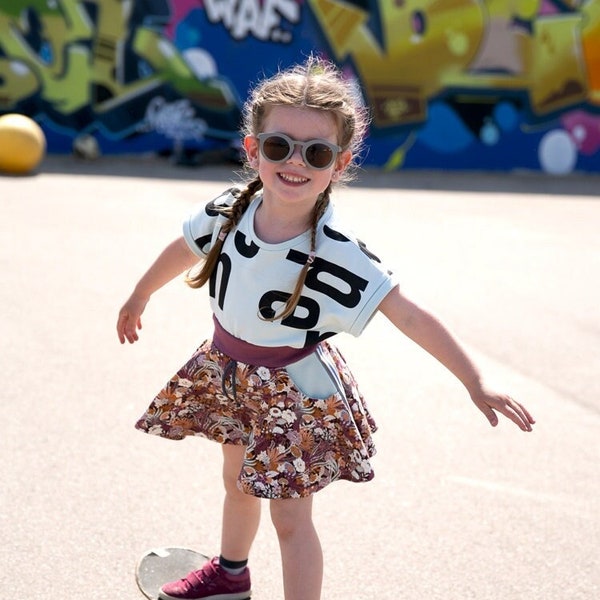 Skaterrock mit vintage Blumenmuster und sportlichen Details