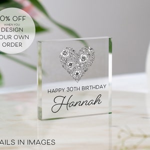 Può includere: Un fermacarte in vetro trasparente con un design a forma di cuore floreale e il testo "Happy 30th Birthday Hannah".