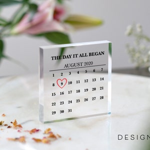 Może przedstawiać: Przezroczysty blok akrylowy z tekstem "THE DAY IT ALL BEGAN AUGUST 2020" i siatką kalendarza z czerwonym sercem oznaczającym 9.