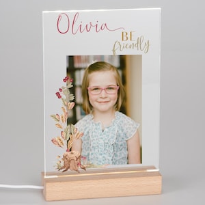Placa con foto para niños iluminada con soporte / Luz de noche para niños / Luz de noche personalizada / Soporte de acrílico con nombre y luz LED para escritorio