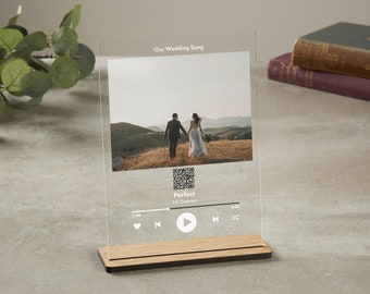 Gepersonaliseerde aangepaste Spotify-nummerplaat met houten standaard, cadeau voor stel, cadeau voor haar, cadeau voor hem, gepersonaliseerd Spotify-nummer, QR-codenummer