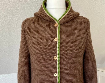 Handgestrickte Trachtenjacke mit Kapuze aus reiner Wolle und