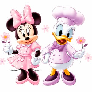 Puede incluir: Ilustraci&oacute;n de Minnie Mouse y Daisy Duck, ambas con trajes rosas, sosteniendo flores. Minnie Mouse lleva un vestido rosa con lunares blancos y un lazo a juego. Daisy Duck est&aacute; vestida de chef con uniforme rosa y gorro de chef.