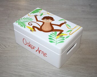 Erinnerungskiste Baby, personalisierte Holzkiste mit Name, Taufgeschenk, Geschenk zur Geburt, handbemalt von Spitzbub, Spielebox, Affe