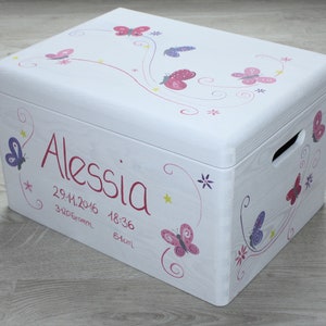 May include: White wooden storage box with a butterfly design and the name Alessia, the date 29.4.2016, 3.120 Gramm, 18:36, 54cm.