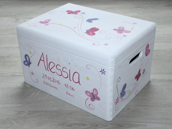 Erinnerungskiste Baby, personalisierte Holzkiste mit Name, Taufgeschenk, Geschenk zur Geburt, handbemalt von Spitzbub, Spielebox
