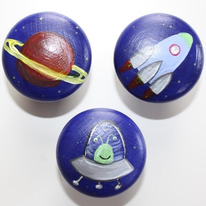 großer Möbelgriff Weltall, Kommodenknauf Rakete, Knopf für Schublade Ufo, handbemalter Schrankknopf, Kommodengriff Kinder, Spitzbub, Planet