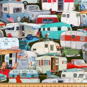Könnte beinhalten: Ein farbenfroher Stoffdruck mit verschiedenen Vintage-Wohnwagen in unterschiedlichen Farben und Stilen. Der Druck enthält rote, blaue, grüne, weiße und gelbe Wohnwagen. Einige der Wohnwagen haben Markisen und Fenster. Der Druck enthält auch ein paar Autos und Fahrräder.